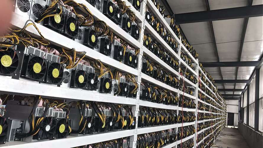 Mining rig with multiple GPUs connected to a single motherboard